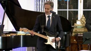 /VIDEO/ Secretarul de stat al SUA a pus mâna pe chitară și a cântat blues: Dacă asta nu îi va alunga pe toți, nu știu ce o va face