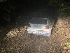 Un bărbat s-a pomenit cu mașina furată din fața porții. Automobilul, găsit abandonat în pădure, după o urmărire ca în filme