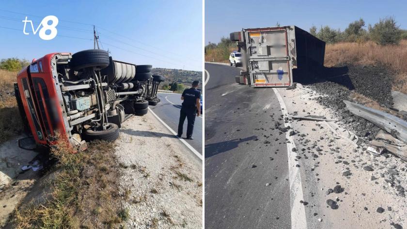 /VIDEO/ Un camion, plin cu 25 de tone de cărbune, s-a răsturnat la Fălești. Ce spune poliția