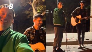 /VIDEO/ Surpriză de neuitat într-un parc din Capitală! Un chitarist s-a trezit cu The Motans la microfon