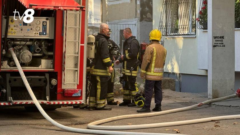 S-a aprins uleiul, apoi și bucătăria: O persoană a ajuns la spital, după un incendiu în Capitală