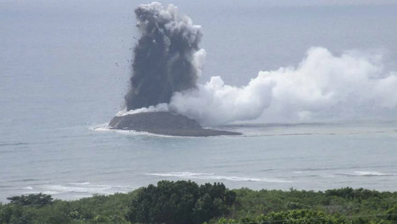 /VIDEO/ Cea mai nouă insulă din lume a apărut în largul Japoniei: A fost formată de o erupție vulcanică submarină