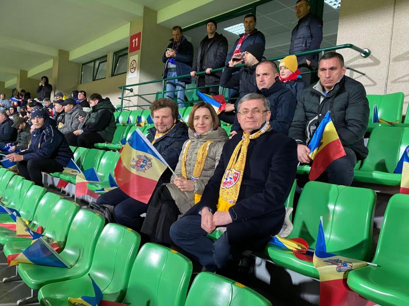 Maia Sandu, Igor Grosu și Dan Perciun, în tribune la meciul de fotbal dintre Moldova și Albania. „Susținem împreună echipa”