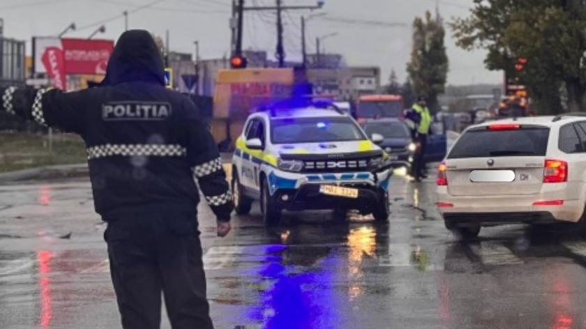 /FOTO/ Zi cu ghinion pentru o echipă de patrulare: O mașină de poliție s-a ciocnit cu un automobil în Capitală