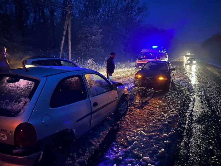 Accident la Condrița: O șoferiță a lovit o mașină ce staționa. Femeia conducea cu viteză pe timp de ninsoare