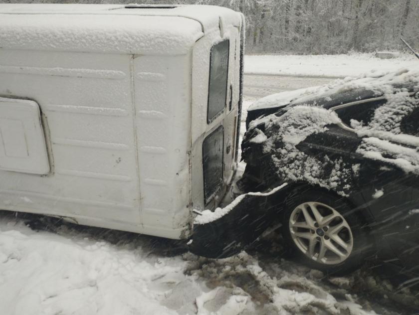 Tot mai multe accidente din cauza zăpezii: La Strășeni, un automobil s-a răsturnat după ce a derapat și s-a ciocnit de o mașină