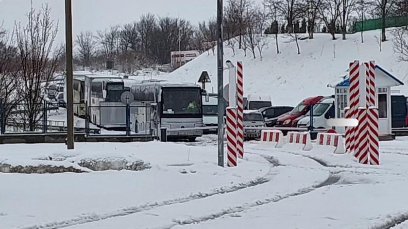 Atenție, șoferi! Nu vă porniți spre România: Unele trasee naționale, blocate din cauza zăpezii, iar camioanele așteaptă în vamă
