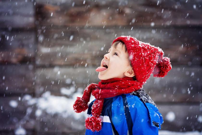 Cum să îmbrăcăm corect copiii pe vremea rece. Regula de bază ce ajută la menținerea temperaturii corpului