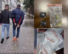 /VIDEO/ Comercializa sare, dar nu alimentară: Momentul în care un bărbat este reținut de mascați pentru vânzarea drogurilor 