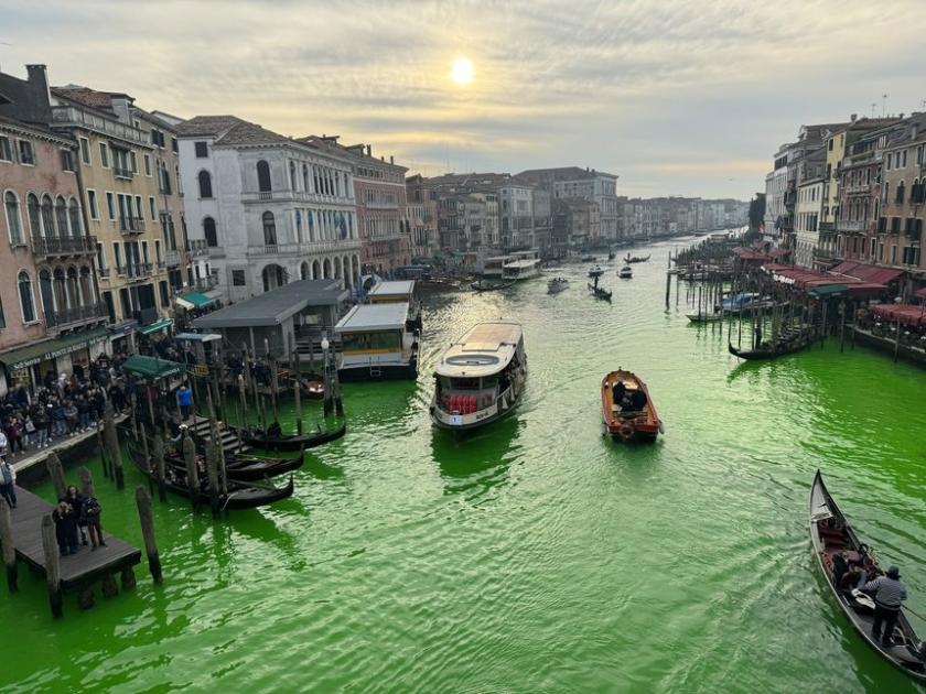 /ФОТО/ В Венеции экоактивисты окрасили в зеленый цвет Гранд-канал. Мэр назвал их "эковандалами"