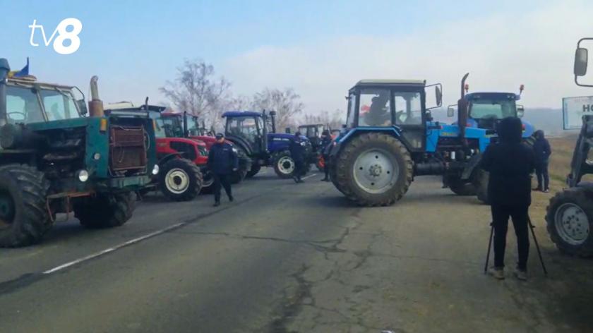 /VIDEO/ Vama Leușeni, blocată din nou! Fermierii au ieșit la protest, înainte de discuția preconizată cu ministrul Agriculturii