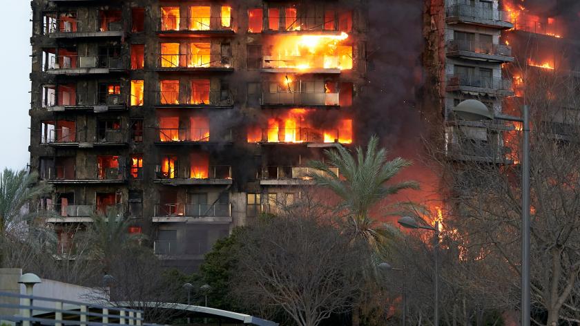 /VIDEO/ A ars un bloc de apartamente din Valencia. Cel puțin patru oameni au murit și 15 sunt dați dispăruți