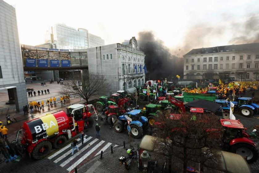 /ВИДЕО/ Протесты в Брюсселе: бельгийские фермеры жгут шины на улицах столицы
