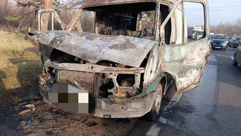 /ВИДЕО/ На одной из улиц Кишинева полностью сгорел автомобиль