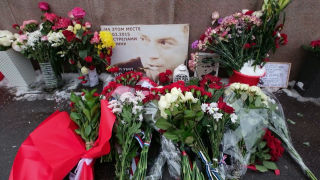 /VIDEO/ 9 ani de la uciderea opozantului rus, Boris Nemțov: Diplomați străini din Rusia au depus flori pe podul unde a fost împușcat
