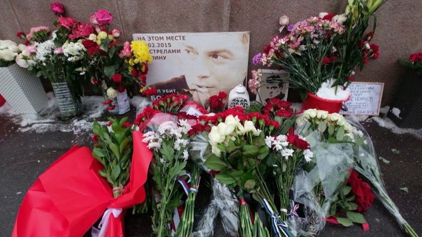 Девятая годовщина убийства Немцова: дипломаты возложили цветы к импровизированному мемориалу в Москве 