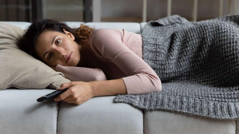 Televizorul și somnul: Benefic sau dăunător? Ce spun specialiștii despre obiceiul de a adormi cu TV-ul deschis