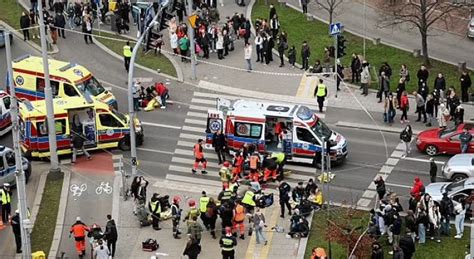 O mașină a intrat în plin în oamenii care traversau pe o trecere pietonală dintr-un oraș polonez! Sunt 17 răniți