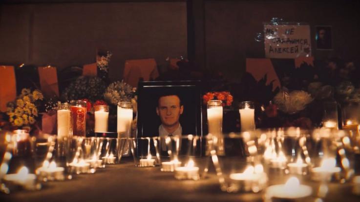 /VIDEO/ Alexei Navalnîi, înmormântat pe muzica lui Frank Sinatra. Mesajul emoționant al soției și memorial din flori pe zăpadă