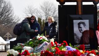/VIDEO/ Mama lui Alexei Navalnîi, surprinsă la mormântul fiului său. Înmormântarea opozantului, transformată în protest