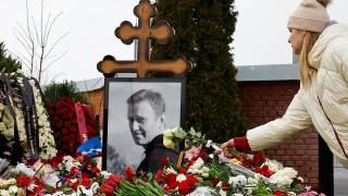 /VIDEO/ Coadă la mormântul lui Alexei Navalnîi. Mii de oameni continuă să-i aducă flori: „Era ca un prieten pentru noi”