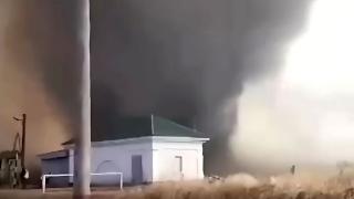 /VIDEO/ Fenomen extrem de rar în Rusia! O „tornadă de foc a făcut ravagii într-o localitate