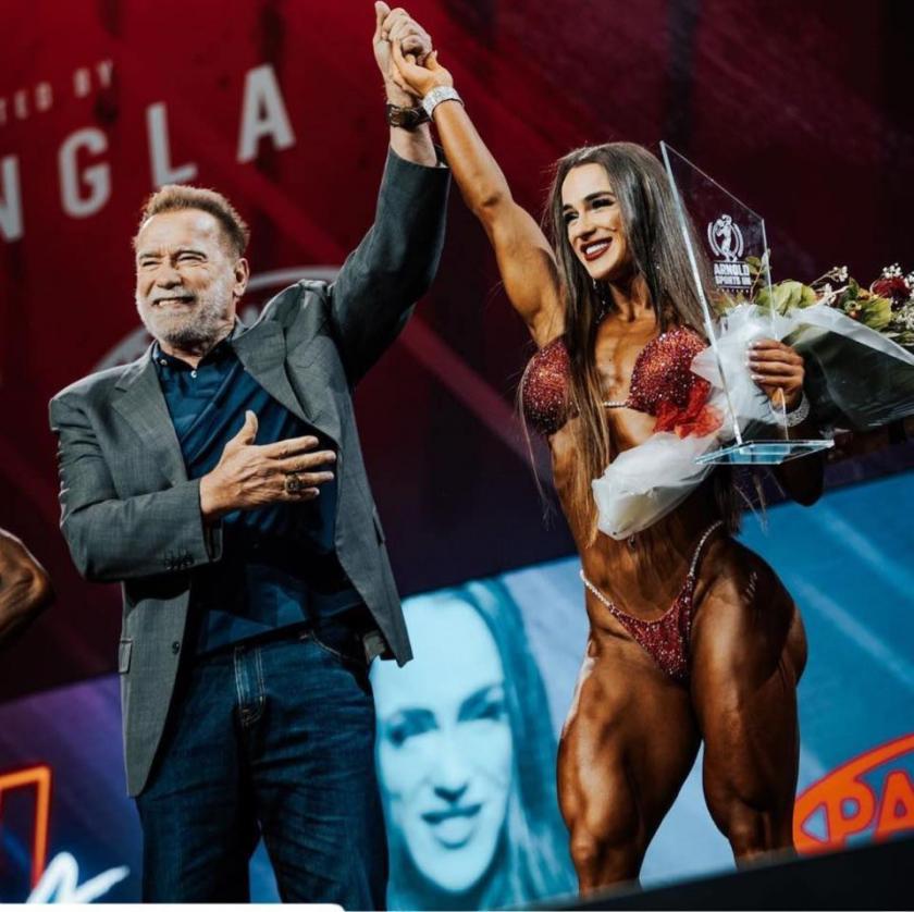 /VIDEO/ Culturista moldoveancă Leo Ciobu a luat premiul I la campionatul „Arnold Classic”, înmânat de Arnold Schwarzenegger