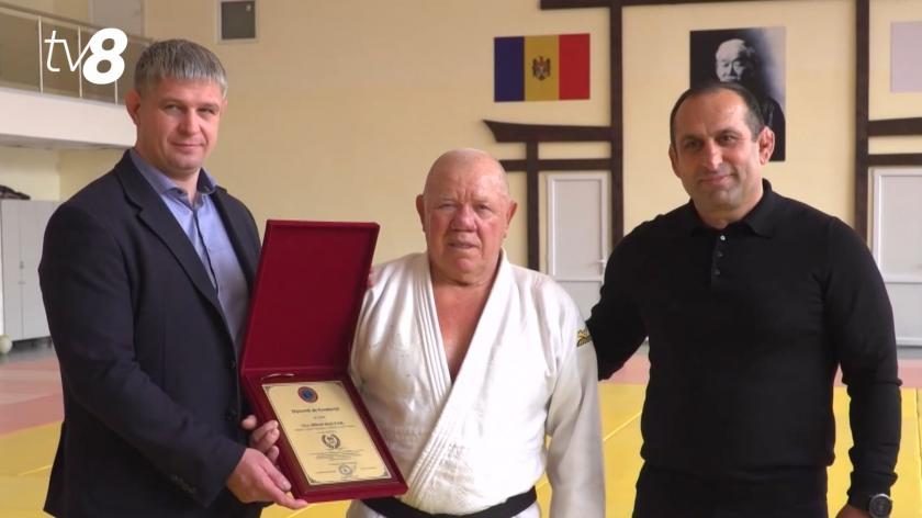 /VIDEO/ Malear, „tânărul” de 80 de ani: Multiplul campion mondial și european, felicitat de mai mulți membri ai Federației de Judo