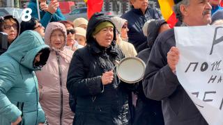 /VIDEO/ Protest cu polonice și castroane în fața Ministerului Muncii! Zeci de bătrâni, adunați de BCS, cer pensii mai mari