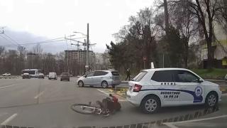 /VIDEO/ Șoc pentru un tânăr, care se pregătea de examenul auto: Momentul în care mașina pe care o conduce s-a ciocnit cu un biciclist