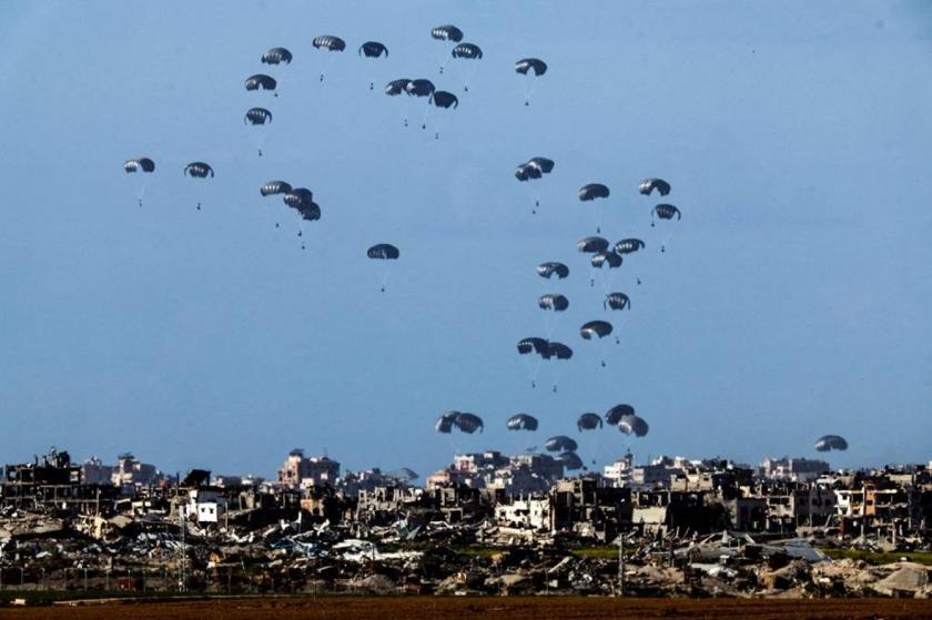 /VIDEO/ Cel puțin 18 palestinieni au murit în timp ce încercau să ajungă la ajutoarele parașutate în nordul Fâșiei Gaza
