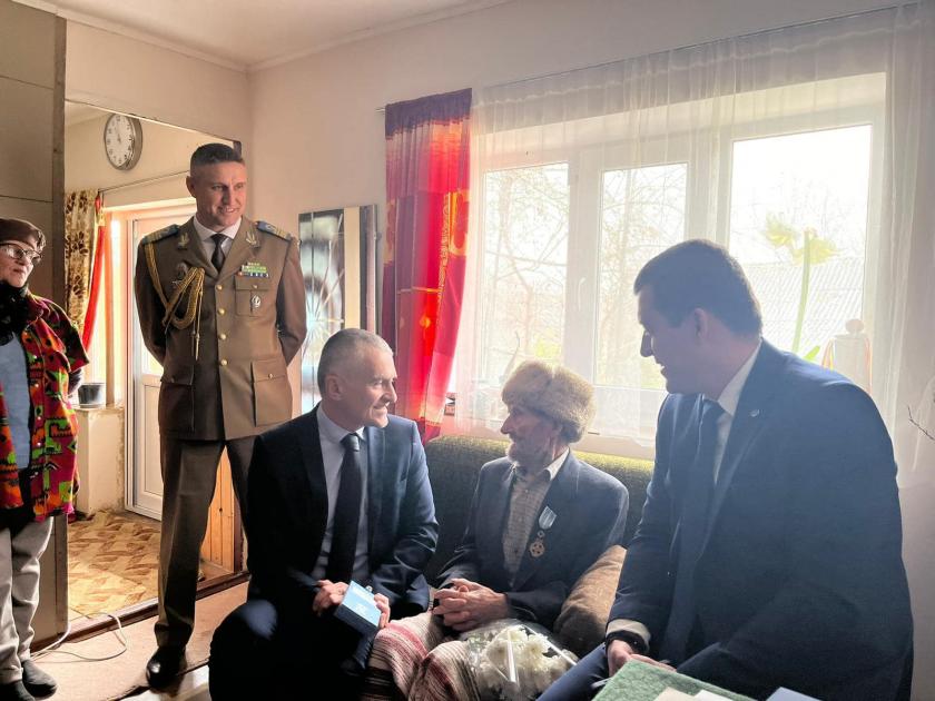 Un veteran de război de la Hîncești, în vârstă de 105 ani, a fost decorat de președintele României 