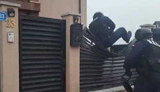 /VIDEO/ Surpriză eșuată: S-a prăbușit gardul sub mascați, în timpul unor descinderi la Slobozia