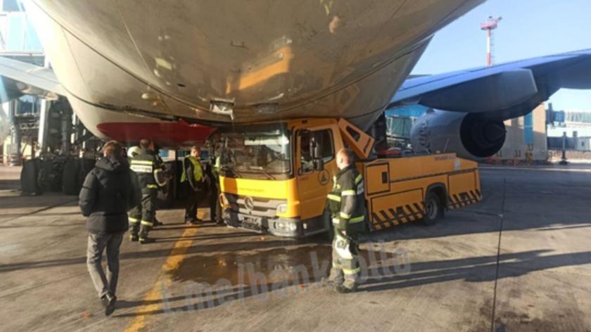 Accident șocant: Un camion a intrat într-un avion, după ce șoferul a suferit un infarct cerebral