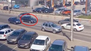 /VIDEO/ Lecție de șoferie în trafic: Ce a făcut un șofer în timp ce alții au mers pe contrasens, pentru a scăpa de ambuteiaj