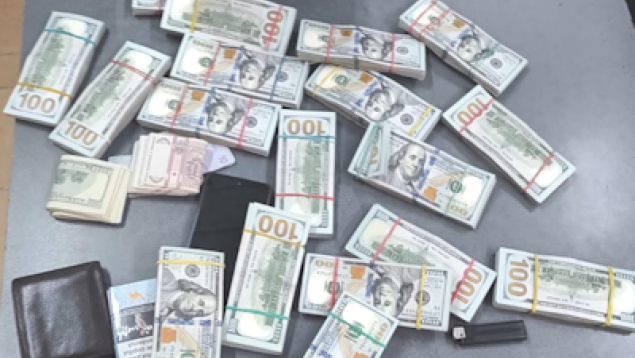 /VIDEO/ Cu averea sub centură: Unde au ascuns patru moldoveni 180 mii de dolari pentru a-i aduce în țară
