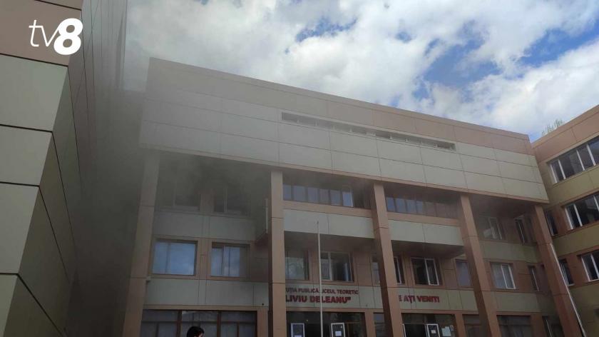 Incendiul de la Liceul „Liviu Deleanu”. CSE a decis: Elevii vor continua studiile la distanță, în fomat online
