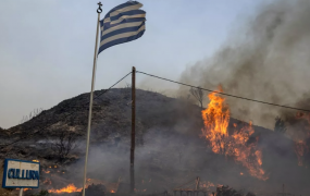 Греция предоставит бесплатный отпуск туристам, чей отдых испортили пожары на острове Родос 