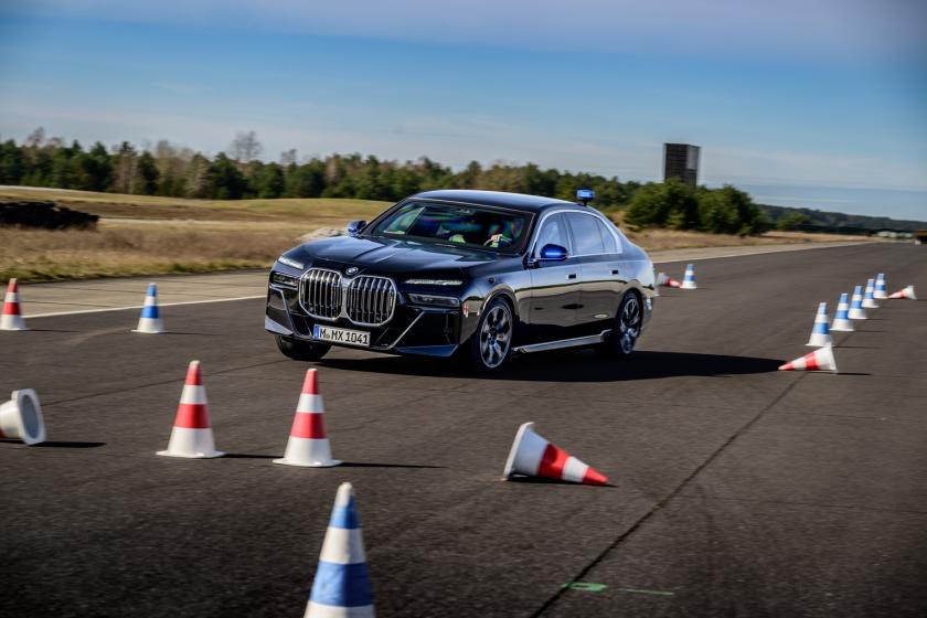 BMW a arătat unde și cum antrenează șoferii care conduc blindatele mărcii. Aceștia au nevoie de certificare specială