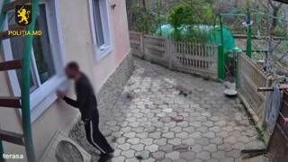/VIDEO/ „Furt ca-n codru” la Codru: Un bărbat, reținut după ce ar fi spart 7 case. Ce arată camerele de supraveghere