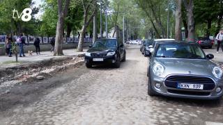 /VIDEO/ Haos pe strada 31 august: Șoferii își parchează ilegal mașinile pe caldarâm