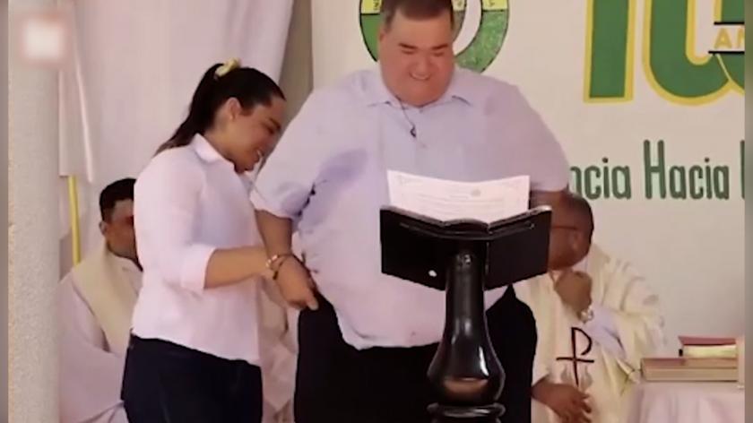 /VIDEO/ A rămas fără pantaloni la tribună: Situație jenantă pentru un primar din Columbia, în timpul unui discurs
