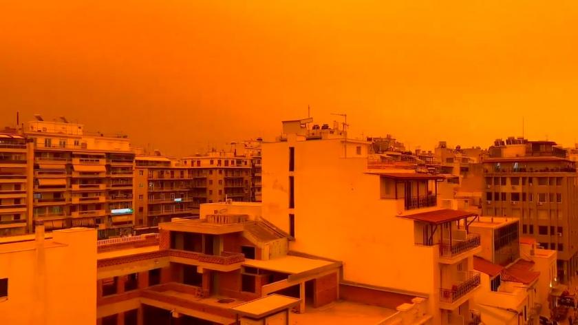 /FOTO/ Cer portocaliu în Atena, după ce o furtună de praf saharian a învăluit capitala Atena
