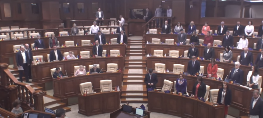 /VIDEO/ Minut de reculegere în Parlament în memoria victimelor foametei organizate din anii 1946-1947. Grosu: „Să vorbim și să nu uităm”
