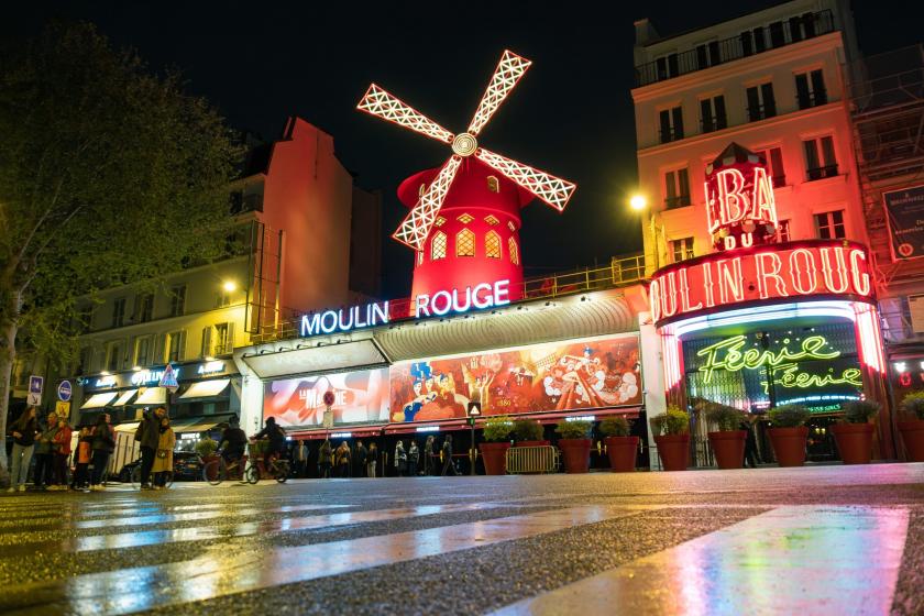 /VIDEO/ Paris: A căzut celebra morișcă de vânt de pe cabaretul Moulin Rouge 