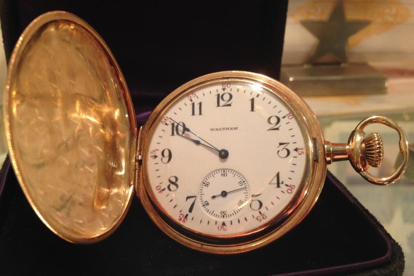 Un ceas placat cu aur, care i-a aparţinut celui mai bogat pasager de pe Titanic, a fost scos la licitaţie. Cât costă

