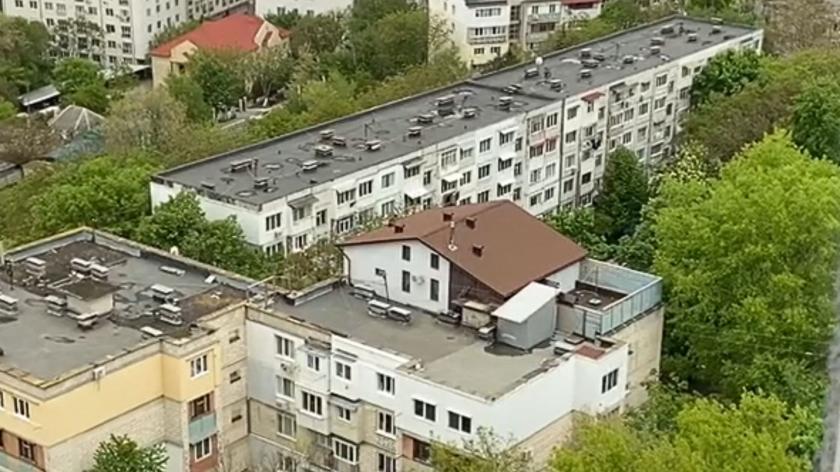 /VIDEO/ Un chișinăuian și-a construit casă pe acoperișul unui bloc de locuit. Precizările Primăriei Chișinău
