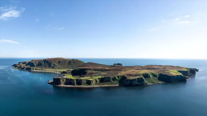 O insulă în largul Coastei Scoției, scoasă la vânzare. La cât se ridică prețul celor peste 180 de hectare, numite Sanda
