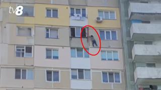 /VIDEO/ Imagini înfiorătoare: O femeie din Capitală stă agățată de un geam, la etajul 12. Ce spune Poliția
