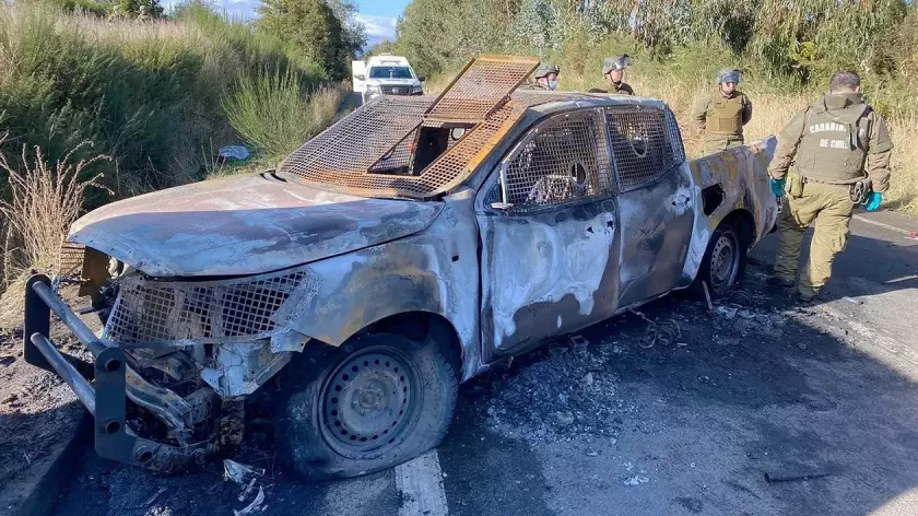 Ambuscadă pe o șosea din Chile. Trei polițiști trimiși la un apel fals, împușcați și incendiați în propria mașină 